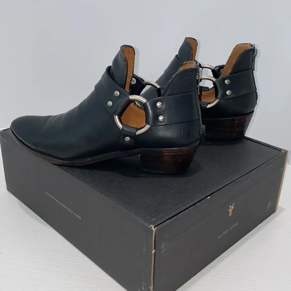 Frye Ray Harness Back Zip Black Size 7.5 Stacked Block Heel Metal Ring Detail